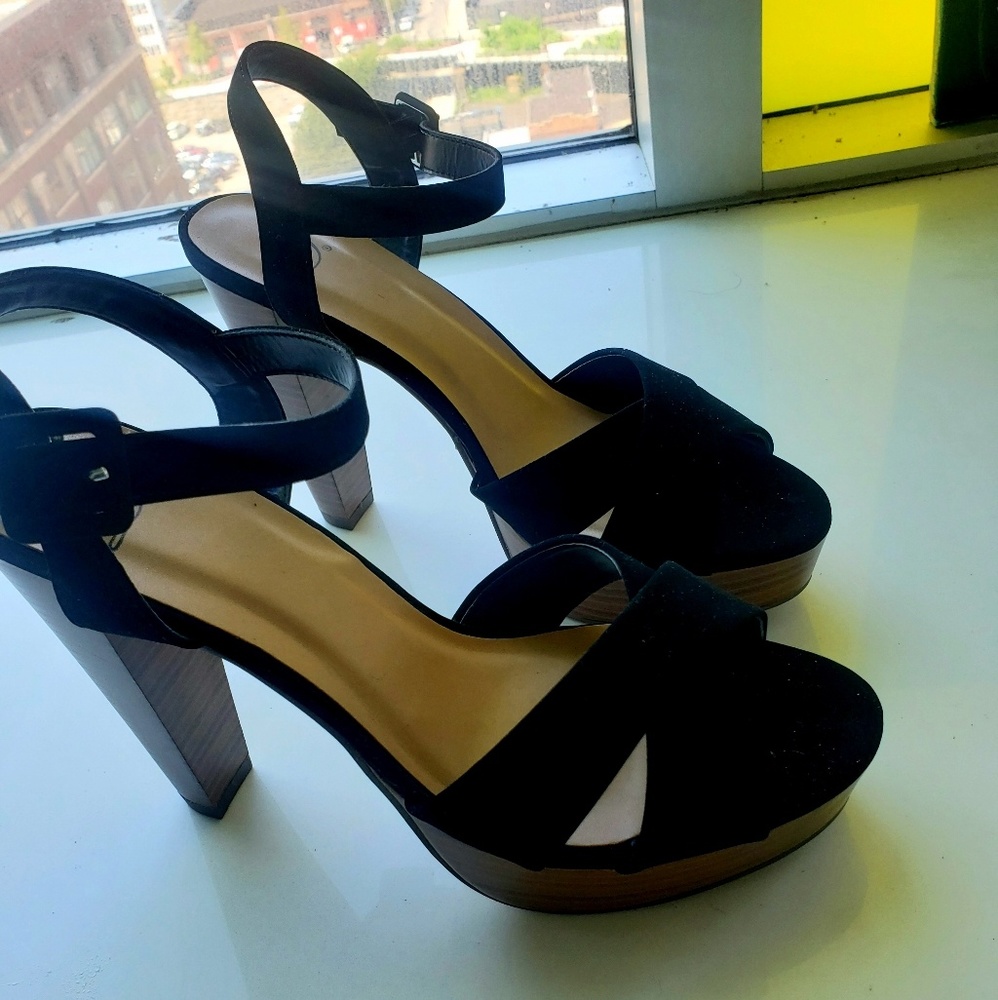 Black sandles with wooden heel